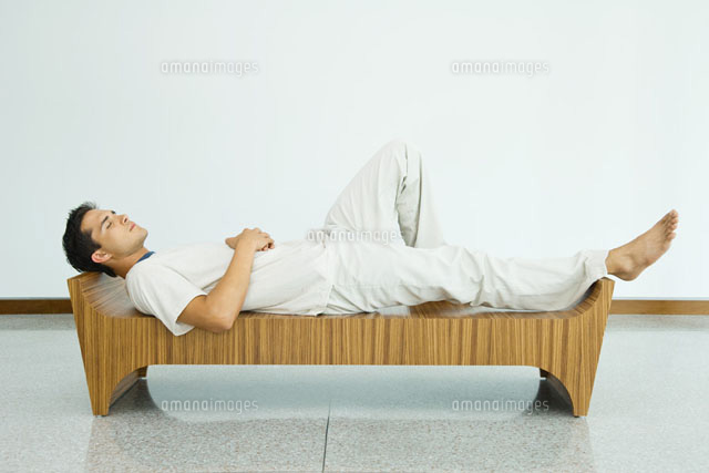 Man lying on bench with eyes closed,side view
(c)Odilon Dimier/PhotoAlto