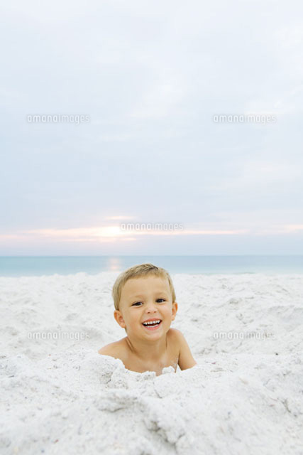 Little boy at the beach,smiling at camera,portrait
(c)Odilon Dimier/PhotoAlto