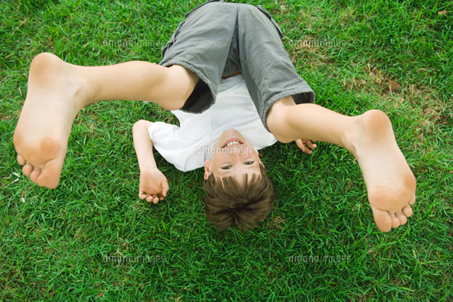 Boy lying on the ground with legs in the air
(c)Odilon Dimier/PhotoAlto