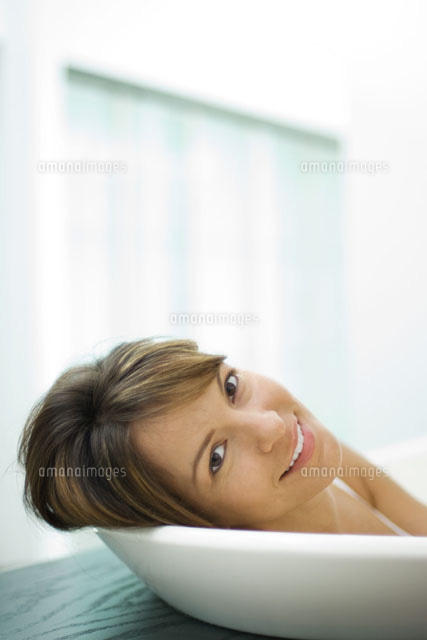 Woman leaning head against side of bathtub
(c)Odilon Dimier/PhotoAlto