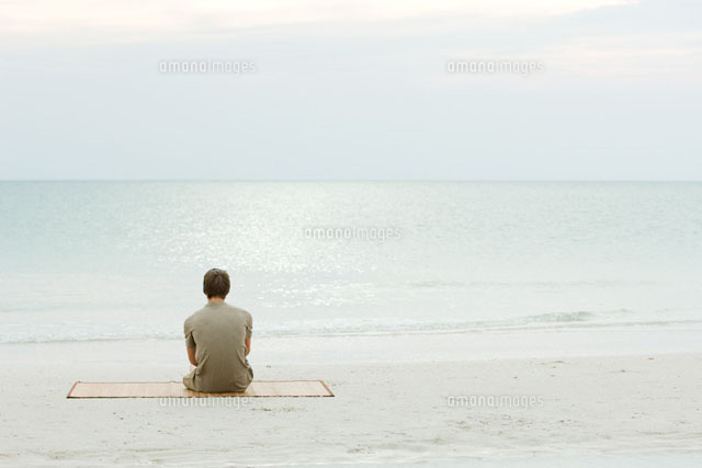 Teenage boy sitting at the beach,looking at the ocean
(c)Odilon Dimier/PhotoAlto