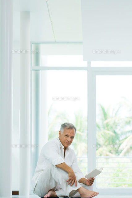 Mature man sitting on the ground,holding book
(c)Odilon Dimier/PhotoAlto