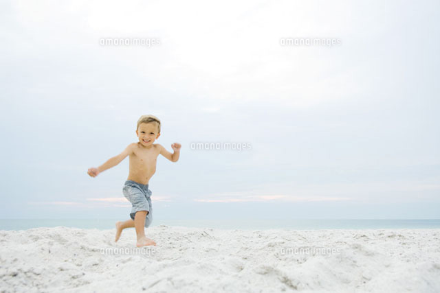 Little boy running at the beach,smiling at camera
(c)Odilon Dimier/PhotoAlto