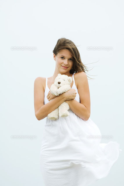 Girl in sundress holding teddy bear
(c)Odilon Dimier/PhotoAlto
