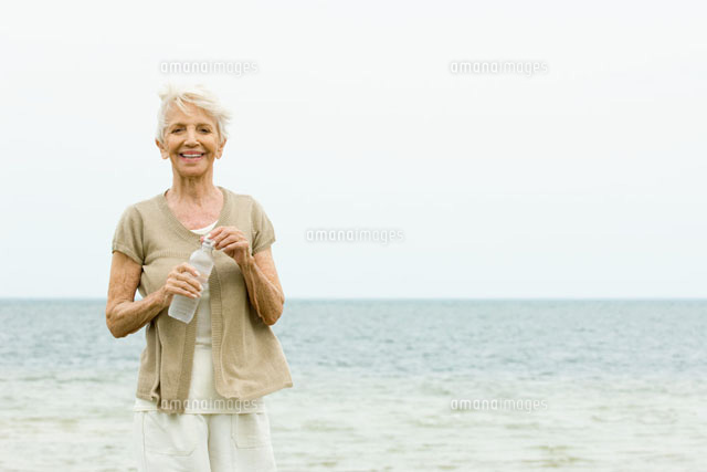 Woman standing at the beach,holding bottle of water
(c)Odilon Dimier/PhotoAlto
