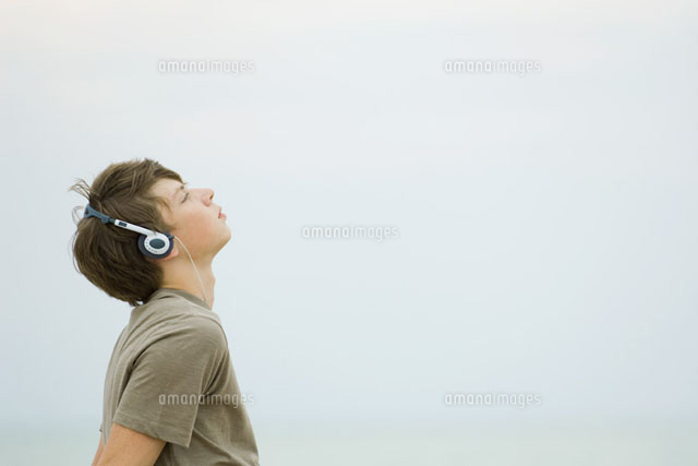 Teenage boy listening to headphones,looking up,side view
(c)Odilon Dimier/PhotoAlto
