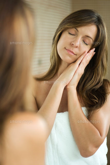 Woman standing in front of mirror with eyes closed
(c)Odilon Dimier/PhotoAlto