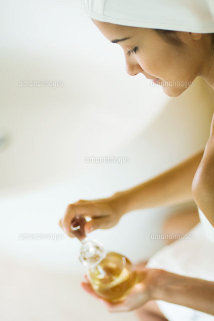 Woman opening perfume bottle,side view,high angle
(c)Odilon Dimier/PhotoAlto