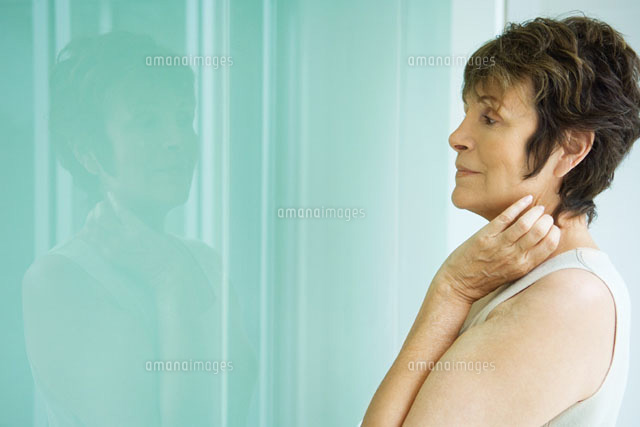 Woman looking at her reflection in window,side view
(c)Odilon Dimier/PhotoAlto