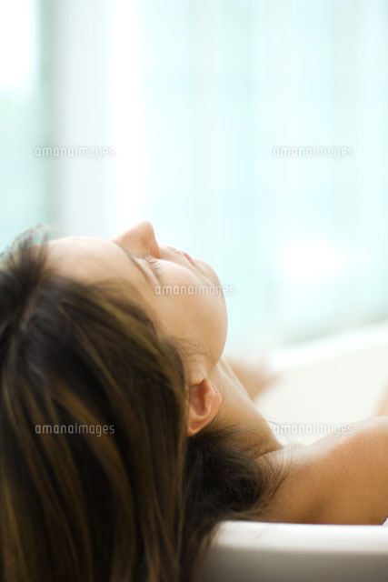 Woman in bathtub,leaning head against the side
(c)Odilon Dimier/PhotoAlto