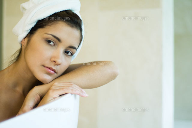 Woman resting head against side of bathtub,looking away
(c)Odilon Dimier/PhotoAlto
