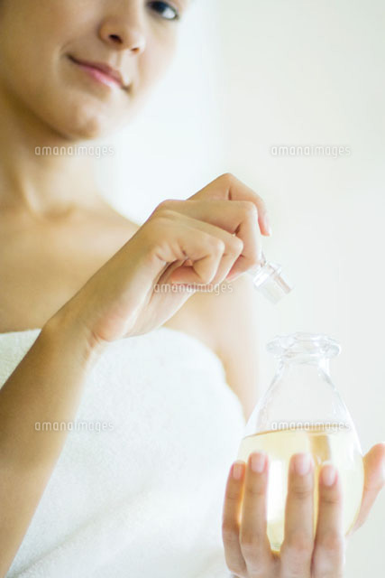 Woman wrapped in towel opening perfume bottle
(c)Odilon Dimier/PhotoAlto