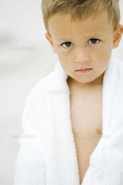 Little boy wrapped in towel,looking at camera,portrait
(c)Odilon Dimier/PhotoAlto