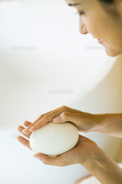 Woman holding bar of soap in hands,looking down
(c)Odilon Dimier/PhotoAlto