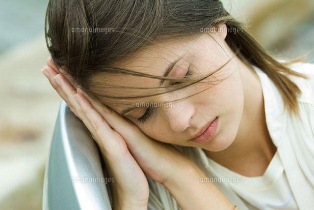 Girl resting head on clasped hands,eyes closed
(c)Odilon Dimier/PhotoAlto