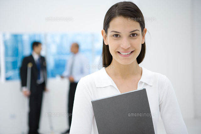 Young female office worker holding file,smiling at camera
(c)Sigrid Olsson/PhotoAlto