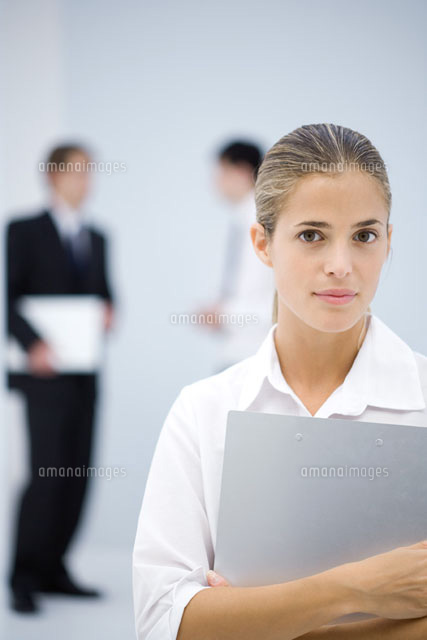 Young businesswoman holding file,looking at camera
(c)Sigrid Olsson/PhotoAlto