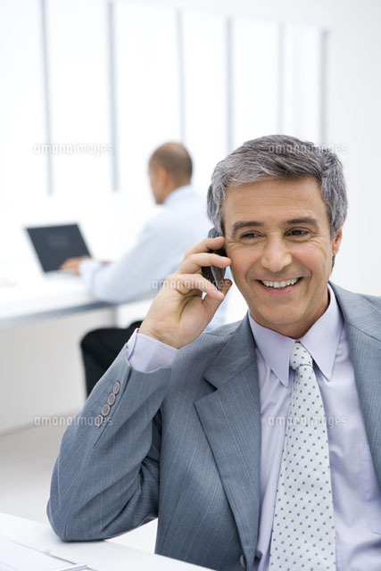 Businessman using cell phone in office
(c)Sigrid Olsson/PhotoAlto