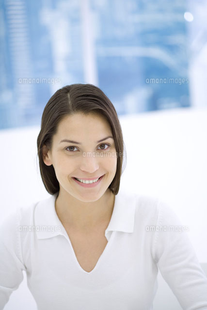 Young woman,smiling at camera,portrait
(c)Sigrid Olsson/PhotoAlto