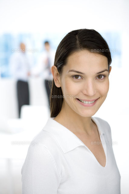 Young female office worker smiling at camera,portrait
(c)Sigrid Olsson/PhotoAlto