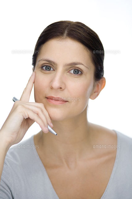 Businesswoman holding pen,looking at camera,portrait
(c)Sigrid Olsson/PhotoAlto
