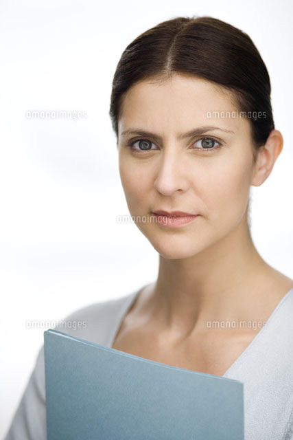 Woman holding file,looking at camera,portrait
(c)Sigrid Olsson/PhotoAlto