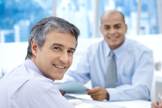 Two businessmen in office,smiling at camera
(c)Sigrid Olsson/PhotoAlto