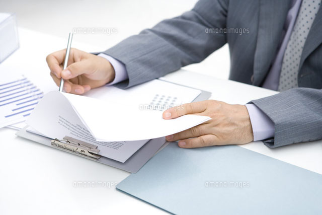Businessman working at desk,cropped view
(c)Sigrid Olsson/PhotoAlto