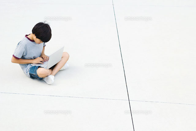Boy sitting cross-legged on the ground
(c)Frederic Cirou/PhotoAlto