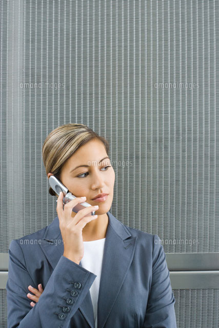 Businesswoman using cell phone,looking away
(c)Frederic Cirou/PhotoAlto