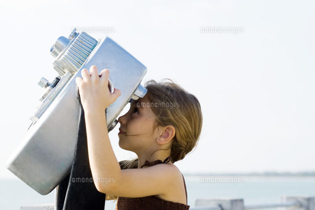 Girl looking through coin-operated binoculars,side view
(c)Frederic Cirou/PhotoAlto