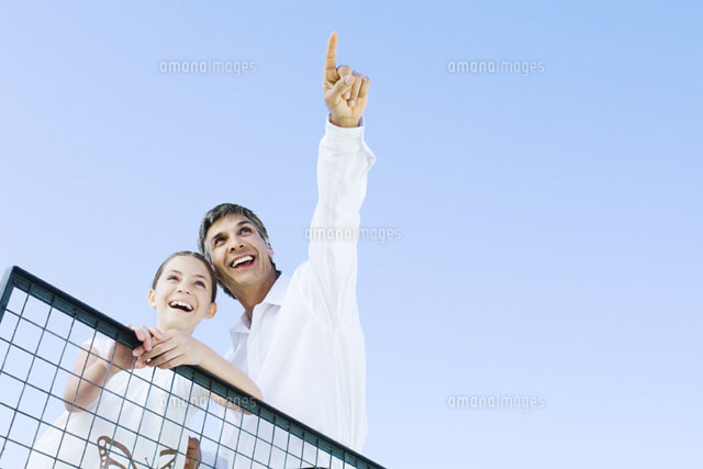 Man standing outdoors with daughter,pointing at the sky
(c)Michele Constantini/PhotoAlto