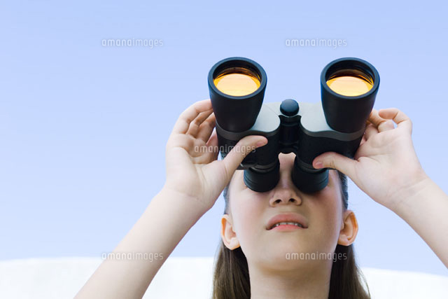 Preteen girl looking up through binoculars
(c)Michele Constantini/PhotoAlto