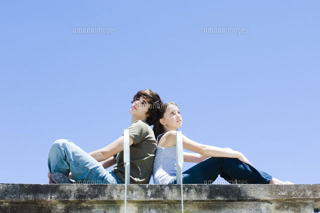 Brother and sister sitting back to back
(c)Michele Constantini/PhotoAlto