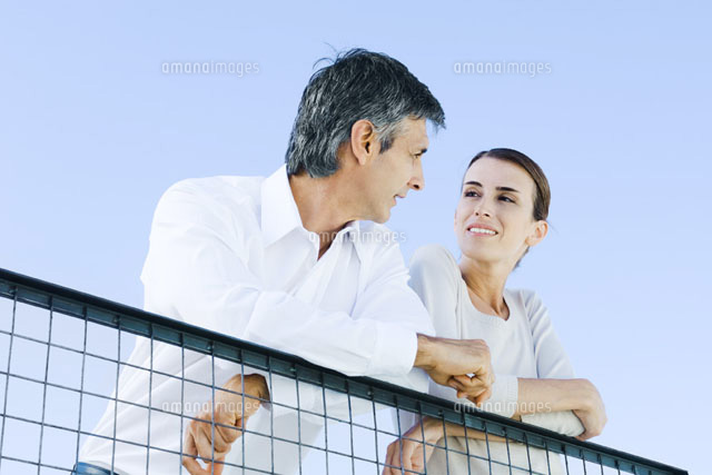 Couple leaning on wire fence,smiling at each other
(c)Michele Constantini/PhotoAlto