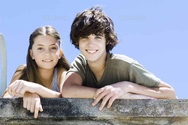 Brother and sister side by side,leaning on concrete wall
(c)Michele Constantini/PhotoAlto