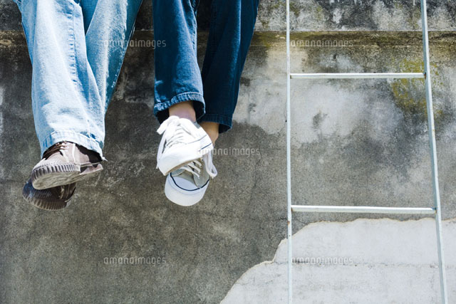 Two people sitting beside ladder,legs crossed at ankle
(c)Michele Constantini/PhotoAlto