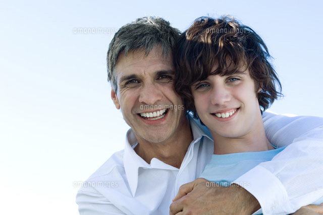 Father hugging his son from behind,smiling at camera
(c)Michele Constantini/PhotoAlto