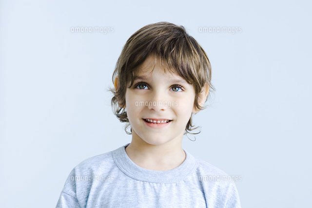 Boy looking up,smiling,portrait
(c)Michele Constantini/PhotoAlto