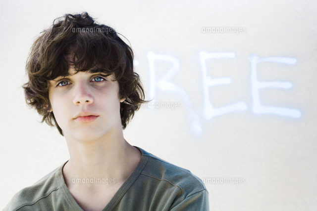 Teenage boy looking at camera,in front of graffiti
(c)Michele Constantini/PhotoAlto