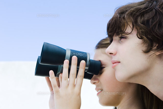 Preteen girl looking away through binoculars
(c)Michele Constantini/PhotoAlto