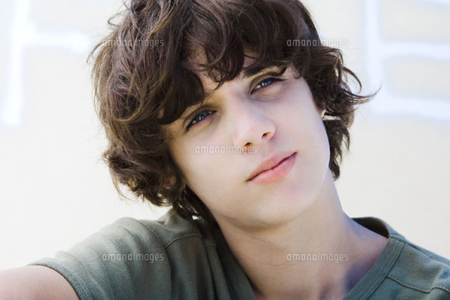 Teenage boy looking away,head tilted,portrait
(c)Michele Constantini/PhotoAlto