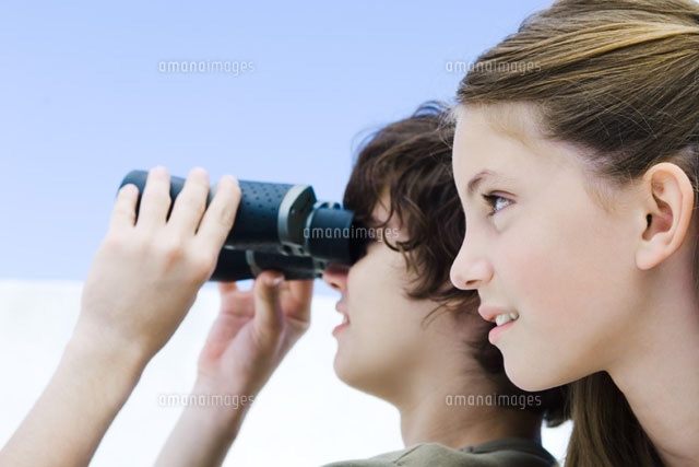 Teenage boy looking away through binoculars
(c)Michele Constantini/PhotoAlto