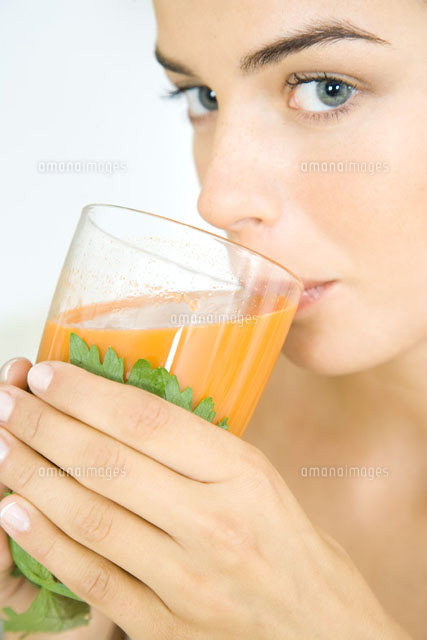 Young woman drinking a glass of fresh vegetable juice
(c)Rafal Strzechowski/PhotoAlto