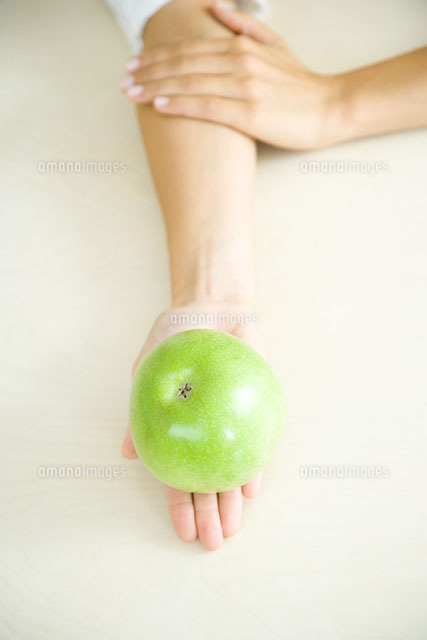 Apple resting in a woman’s palm,high angle view
(c)Rafal Strzechowski/PhotoAlto