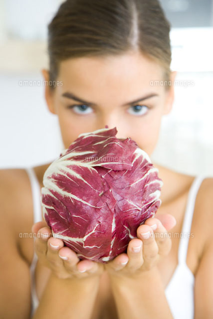 Woman holding a head of radicchio lettuce
(c)Rafal Strzechowski/PhotoAlto