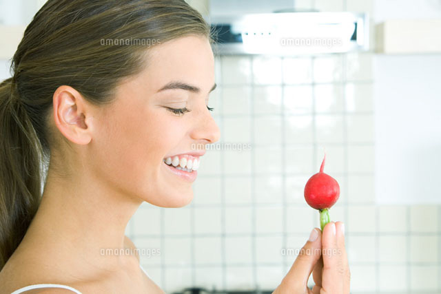 Young woman holding up a radish,smiling,profile
(c)Rafal Strzechowski/PhotoAlto