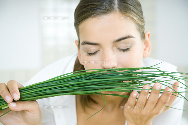 Young woman smelling a bunch of chives,eyes closed
(c)Rafal Strzechowski/PhotoAlto