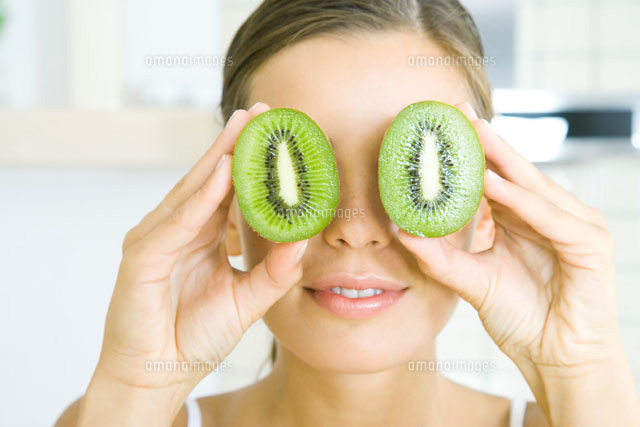 Woman holding two kiwi halves up to her eyes like binoculars
(c)Rafal Strzechowski/PhotoAlto
