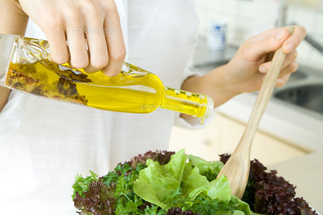 Woman pouring olive oil dressing over salad,cropped view
(c)Rafal Strzechowski/PhotoAlto